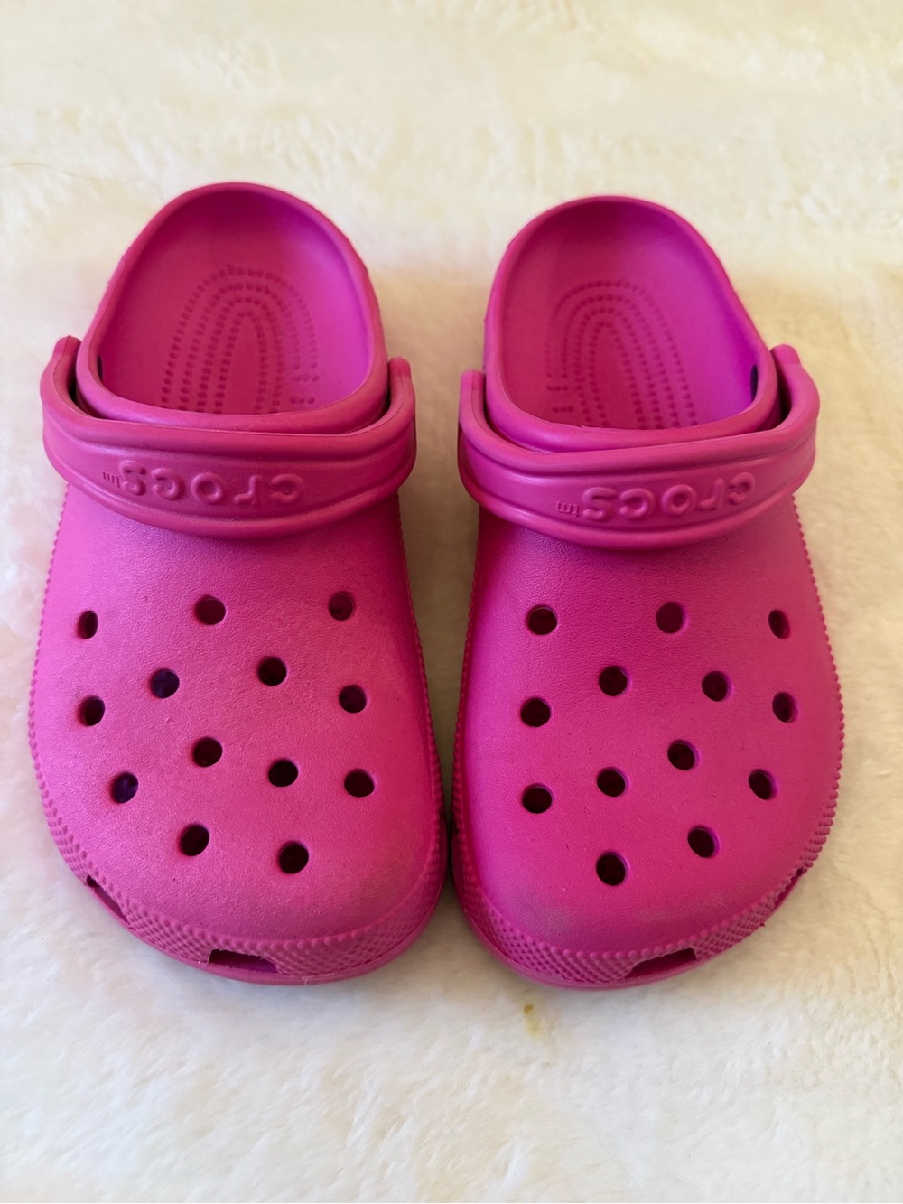 CROCS Classic Clog in Bright Pink